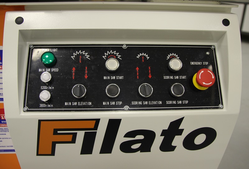 Filato FL-3200B  Пульт управления  Пульт управления станка позволяет оператору быстро включить/выключить привод пил, а также настроить вылет основной и подрезной пилы, которые регулируются при помощи электромоторов  На панели установлен индикатор ...